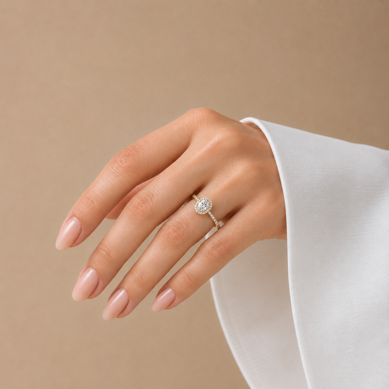 Ovalförmiger Halo-Diamantring mit seitlichen runden Diamanten | 18K