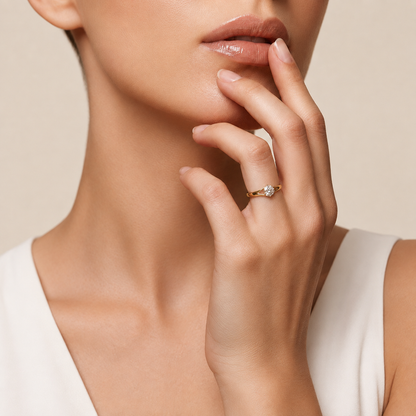 Ring mit geteilter Ringschiene und rundem Diamanten | Feiner Schmuck aus 18K Gold