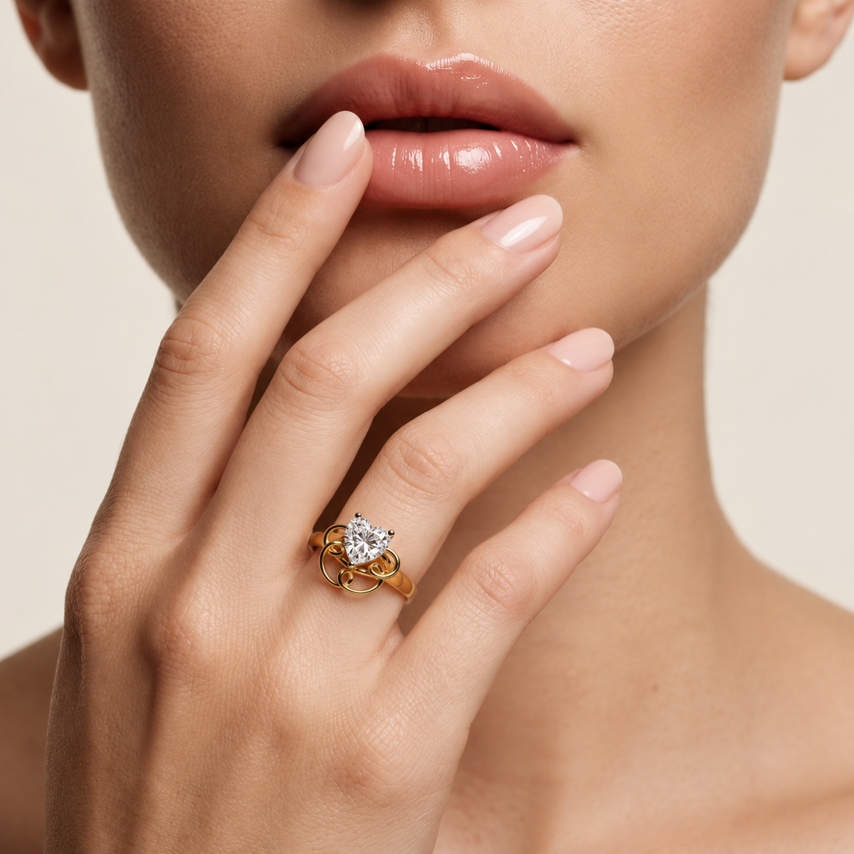 Herzförmiger Diamantring mit Bandschlaufen-Detail | Edles 18K Gold