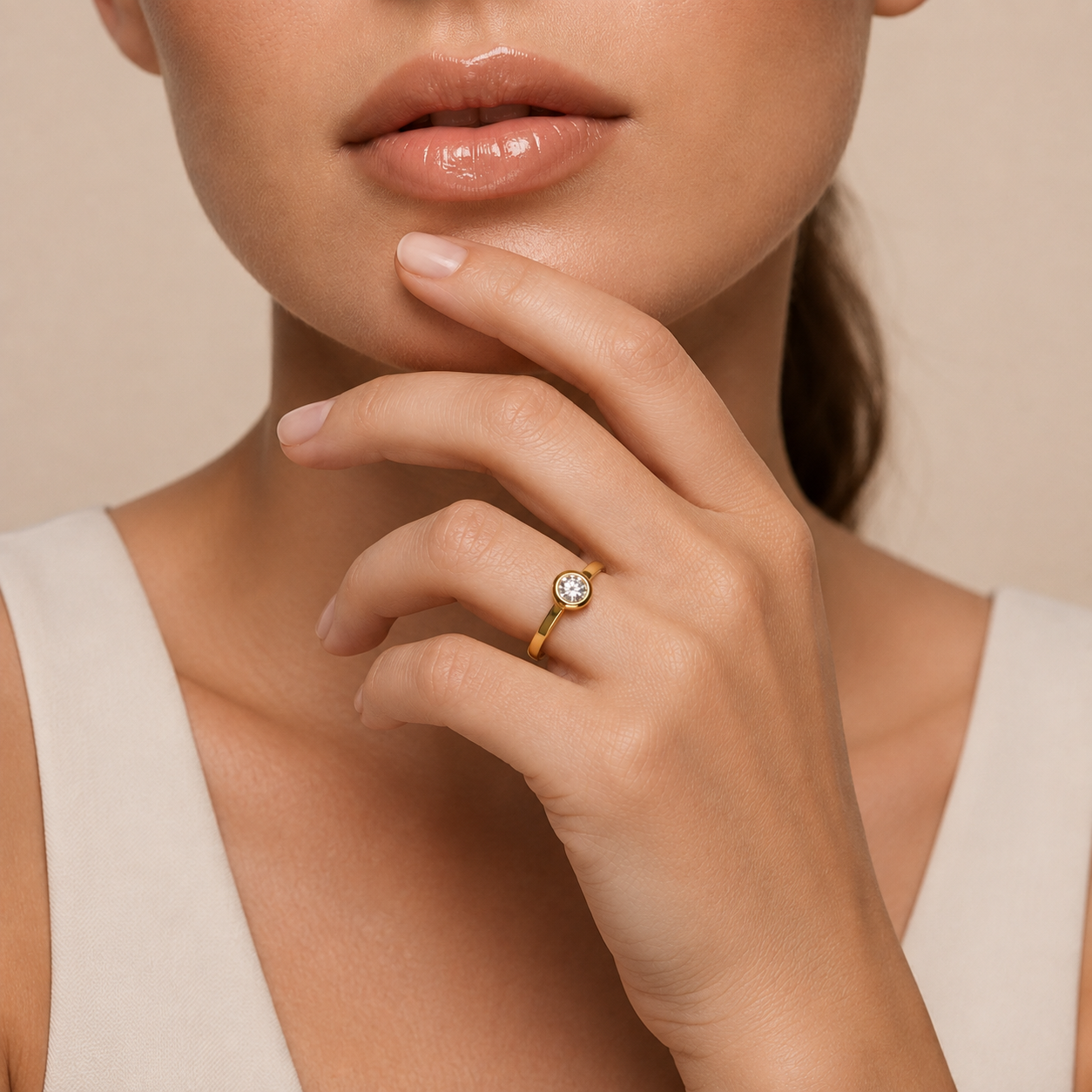 Rund geschliffener Diamant-Ring mit Zargenfassung | Perfekt eingefasst in Luxus