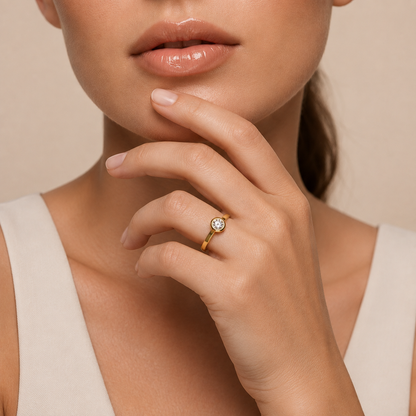 Rund geschliffener Diamant-Ring mit Zargenfassung | Perfekt eingefasst in Luxus