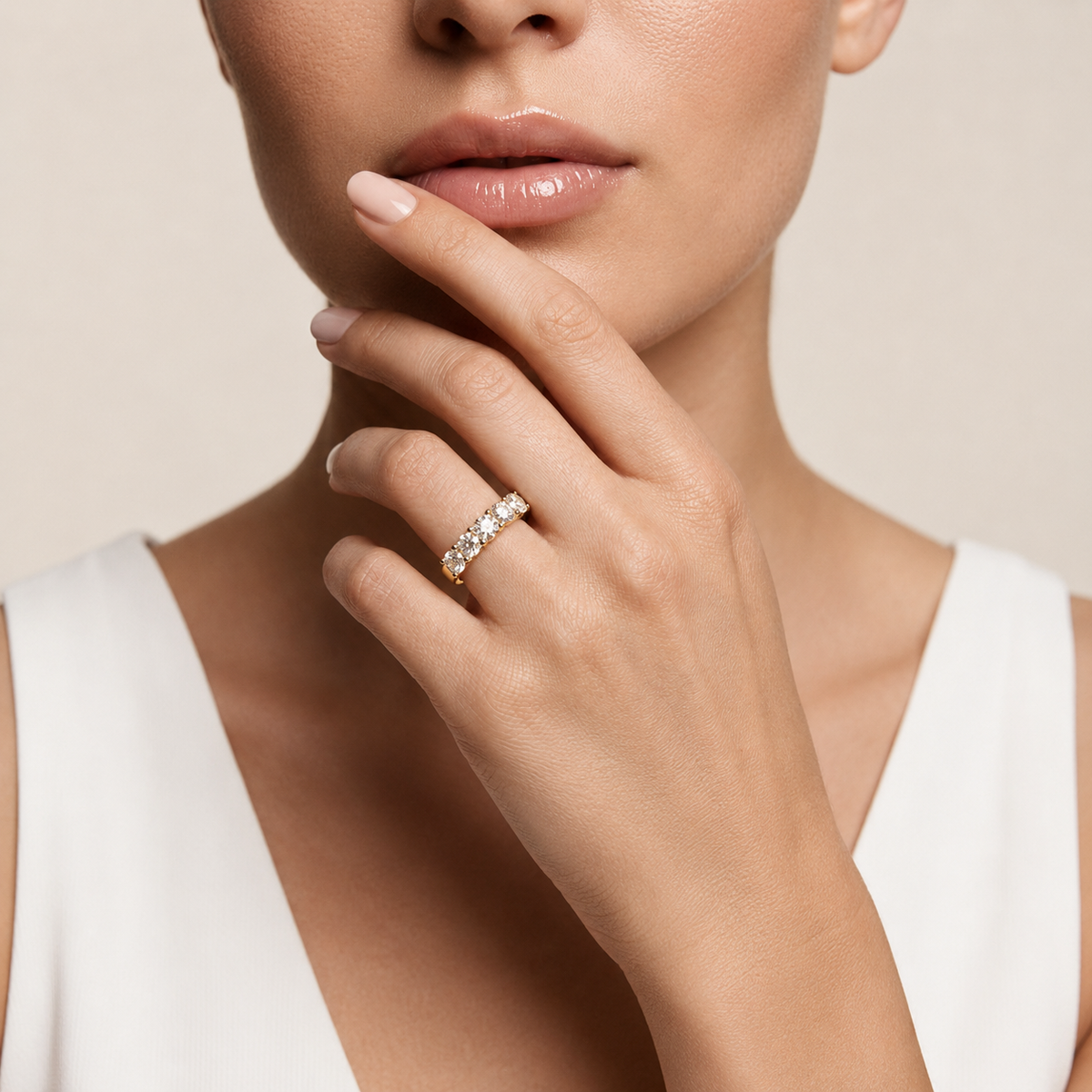 Runder Fünf-Stein-Ring mit sanftem Glanz | 18K Gold