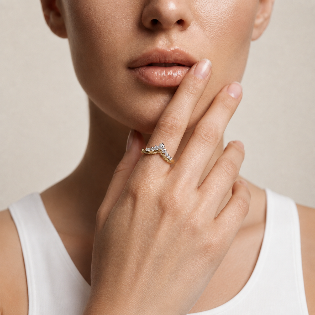 Rund geschliffenes Kronenband mit Steinbesatz | Feines 18K Gold