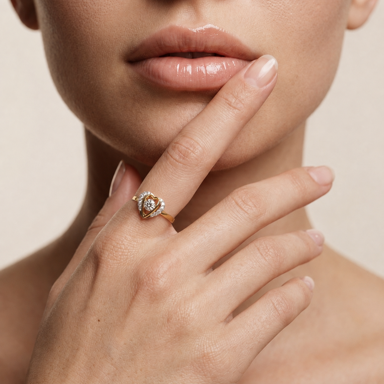 Herzförmiger Diamantring mit offenem Halo-Design | 18K Gold
