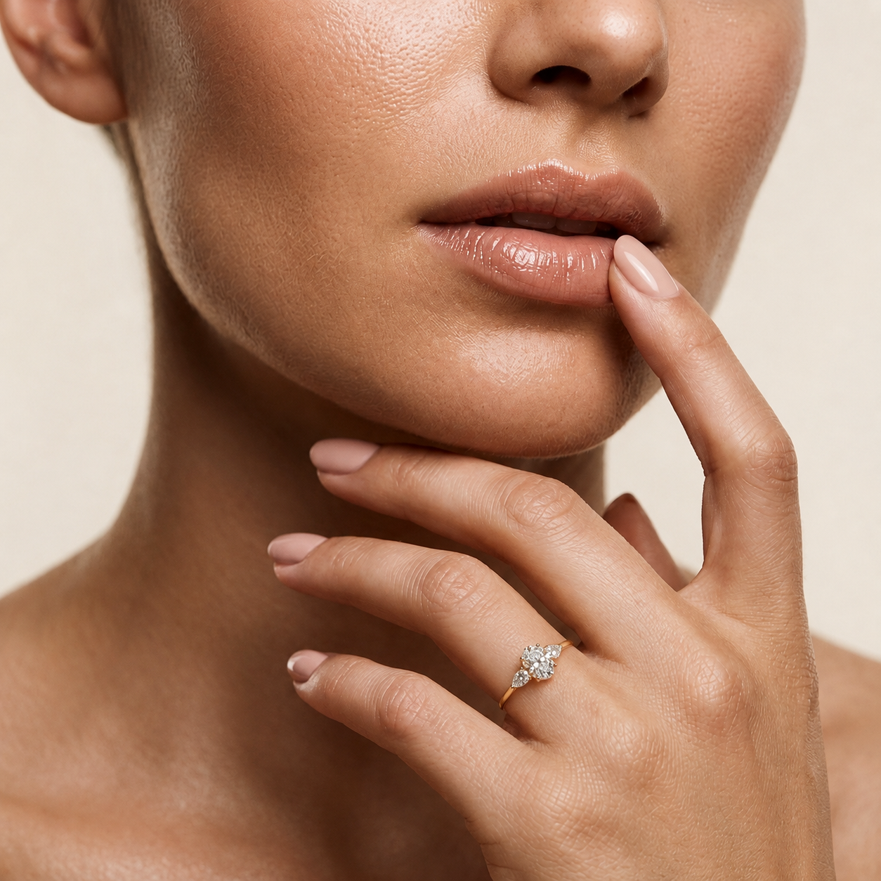 Birnenförmiger Diamantring mit ovalen Seitensteinen | Anmut trifft Glamour