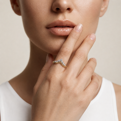 Rund geschliffenes Kronenband mit Steinbesatz | Feines 18K Gold