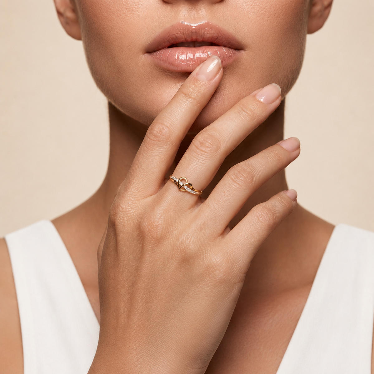 Diamantherz-Ring mit offener Ringschiene und Seitensteinen | 18 K Gold