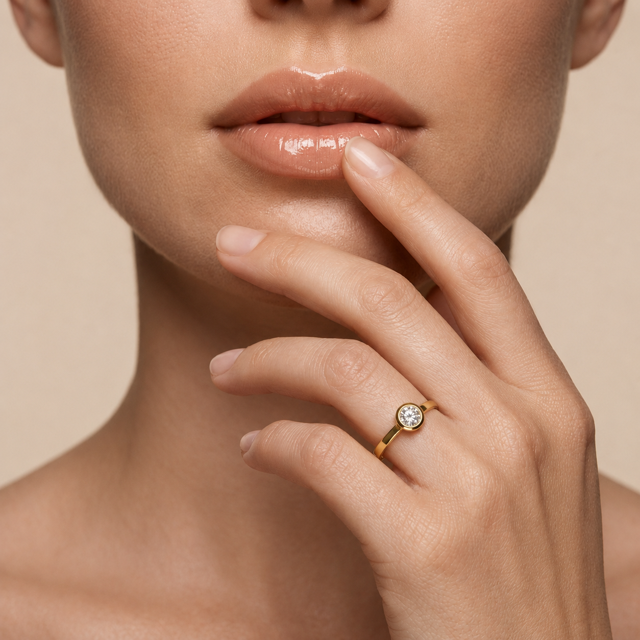 Rund geschliffener Diamant-Ring mit Zargenfassung | Perfekt eingefasst in Luxus