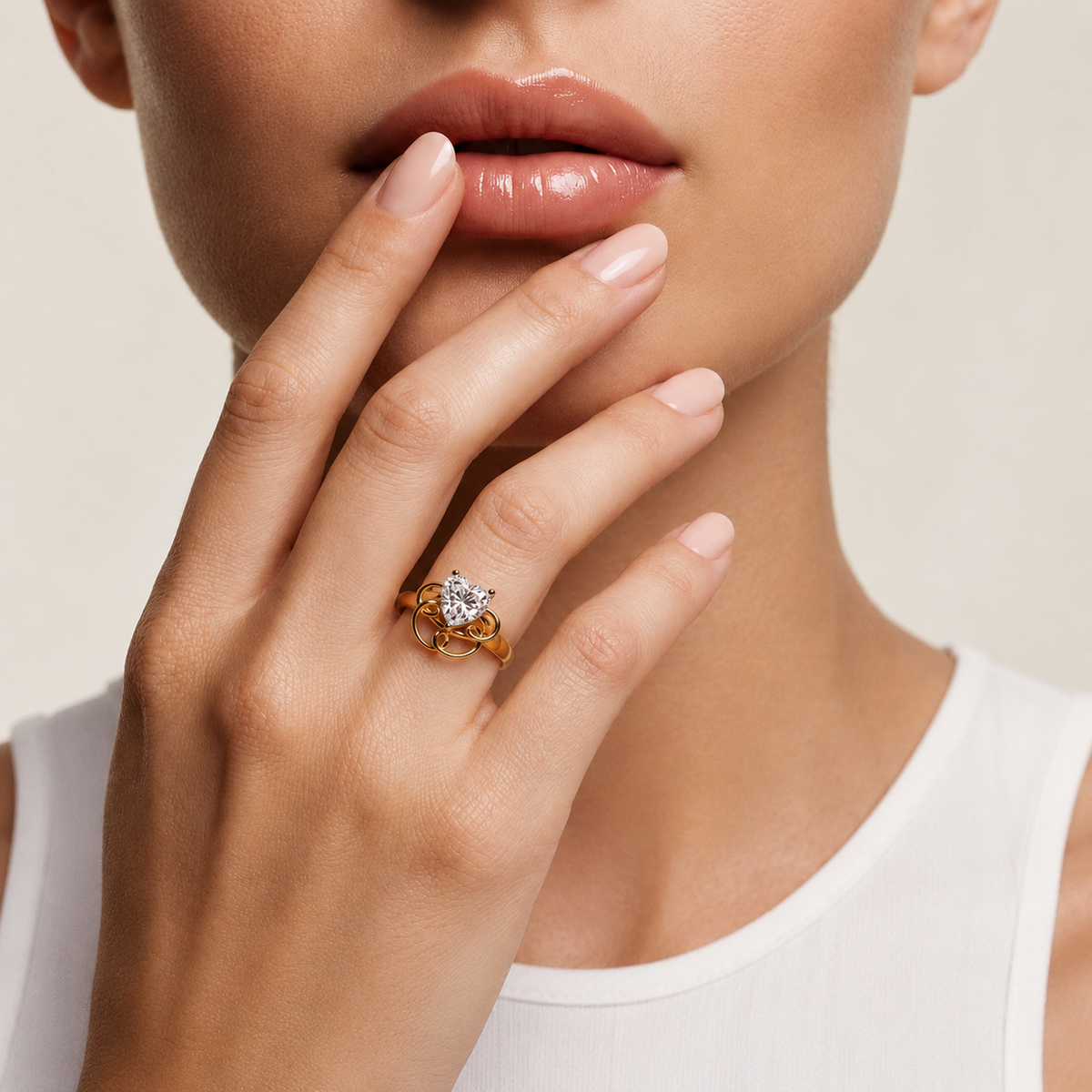 Herzförmiger Diamantring mit Bandschlaufen-Detail | Edles 18K Gold