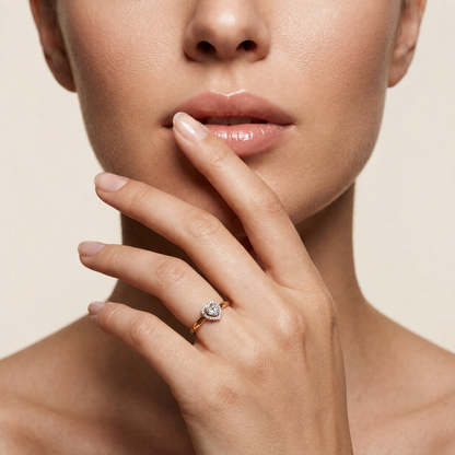 Herzförmiger Diamantring mit Halo-Akzentband | 18K Gold