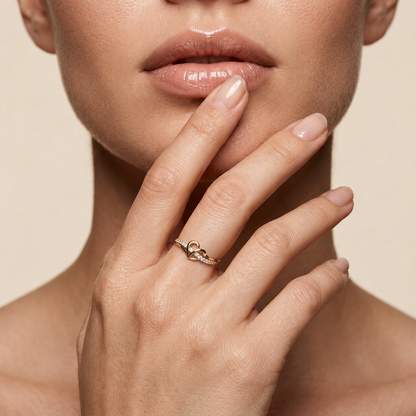 Diamantherz-Ring mit offener Ringschiene und Seitensteinen | 18 K Gold