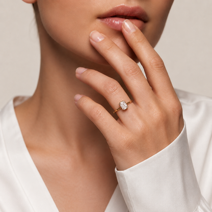 Smaragd-Schliff Lünettenfassung Solitärring in Gold | Zeitloser Edelschmuck