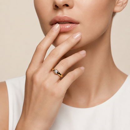 Minimalistischer Diamantring mit eingefasstem Mittelstein