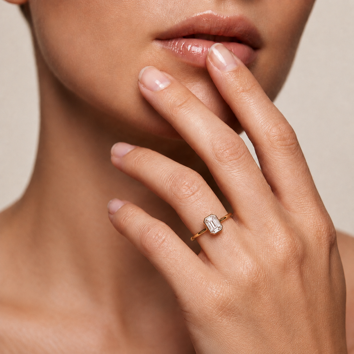 Smaragd-Schliff Lünettenfassung Solitärring in Gold | Zeitloser Edelschmuck