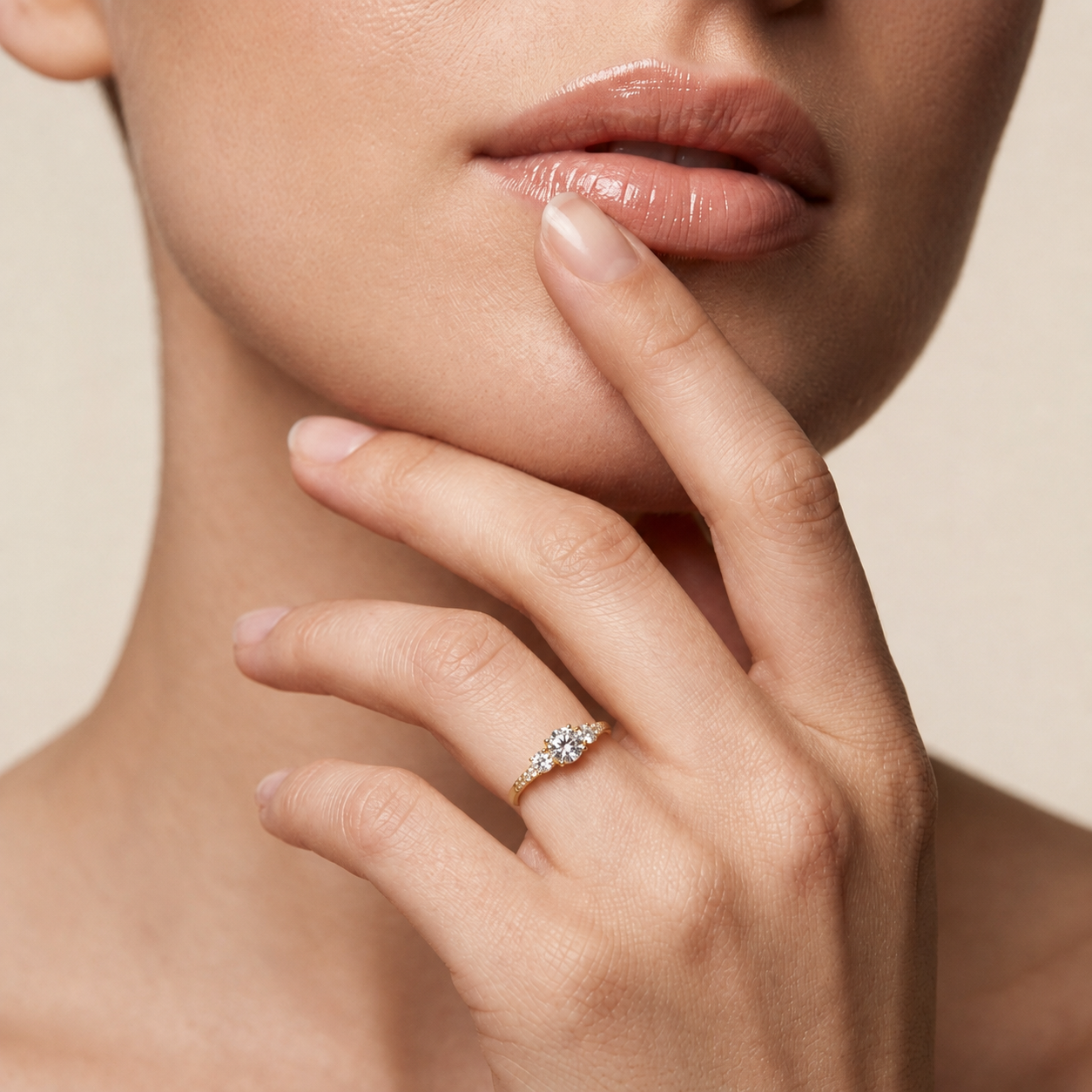 Runder Diamant-Ring mit Seitensteinen | Brillanz rundum