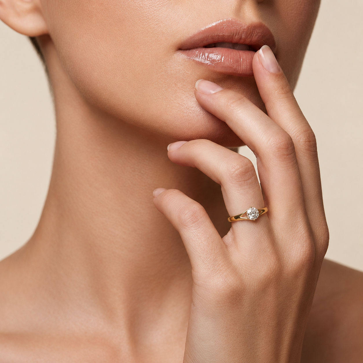 Ring mit geteilter Ringschiene und rundem Diamanten | Feiner Schmuck aus 18K Gold
