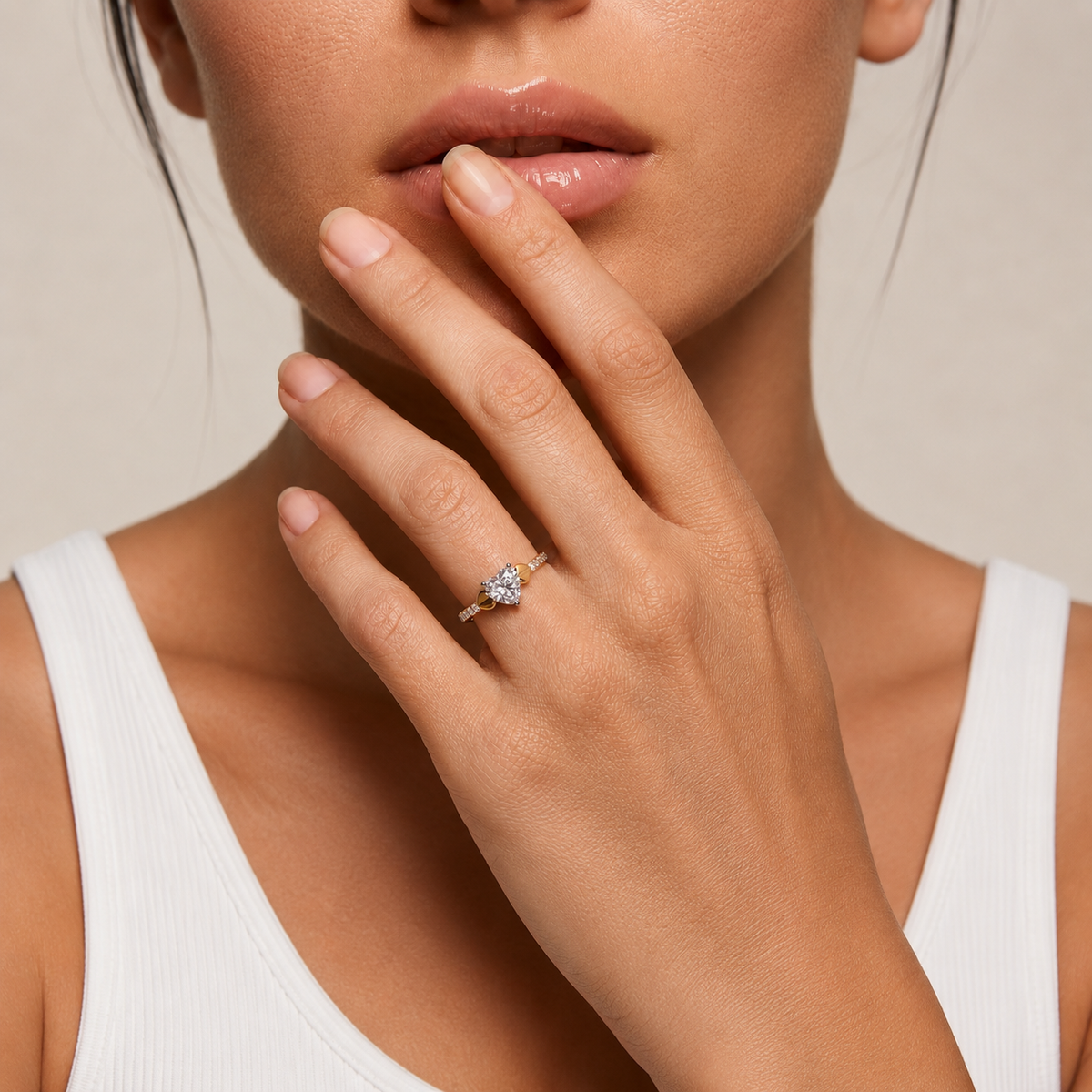 Herzförmiger Diamantring mit glattem Seitendesign | 18K Gold