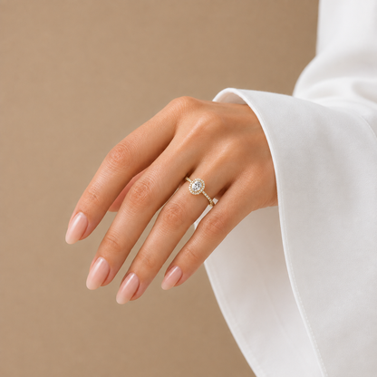 Ovalförmiger Halo-Diamantring mit seitlichen runden Diamanten | 18K