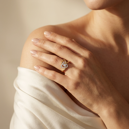 Herz-Diamantring mit Halo und offener Herz-Bandschiene | 18K Gold