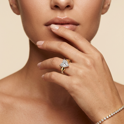 Herzförmiger Diamantring mit glattem Seitendesign | 18K Gold