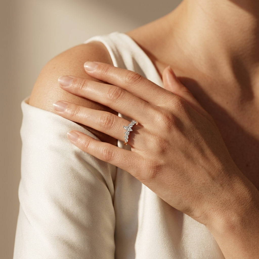 Marquise-Ring mit runder Steindetailierung | 18K