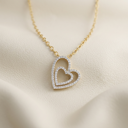 Yellow gold double heart diamond pendant necklace
Elegant nested heart diamond pendant on gold chain
Luxury double heart diamond necklace close up
Fine jewelry open heart diamond pendant in yellow gold
Sparkling double heart pendant with pavé diamonds
Contemporary heart shaped diamond necklace for women
Premium yellow gold layered heart diamond pendant
Romantic double heart diamond necklace on soft background
Designer diamond heart pendant with delicate gold chain
Stylish yellow gold double heart diamond je