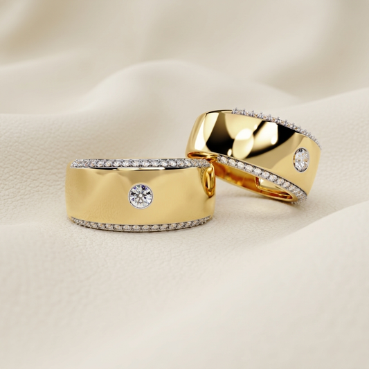 Yellow gold wide bezel solitaire diamond band rings
Elegant wide gold band with bezel set round diamond
Luxury yellow gold diamond band ring with pavé edge detailing
Fine jewelry wide solitaire diamond band ring close up
Contemporary yellow gold band featuring bezel set brilliant diamond
Premium wide diamond band ring with polished gold finish
Designer yellow gold bezel solitaire ring with sparkling pavé accents
Stylish modern wide band ring with round brilliant diamond
Minimalist yellow gold diamond band r