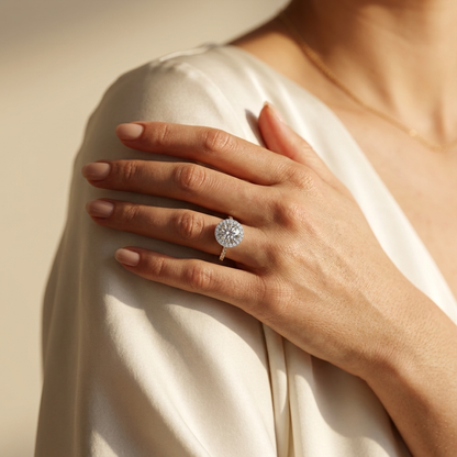 Rund geschliffener Doppel-Halo-Ring mit Steinbesatz | 18 Karat Gold