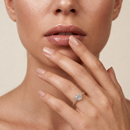 Herzförmiger Diamantring mit Halo und Seitensteinen | 18K Gold