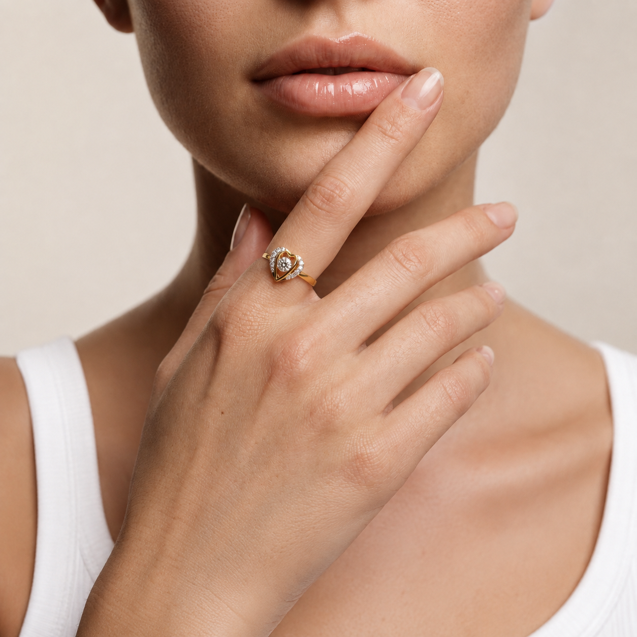 Herzförmiger Diamantring mit offenem Halo-Design | 18K Gold