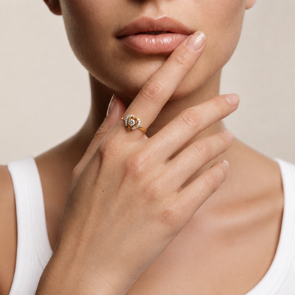 Herzförmiger Diamantring mit offenem Halo-Design | 18K Gold