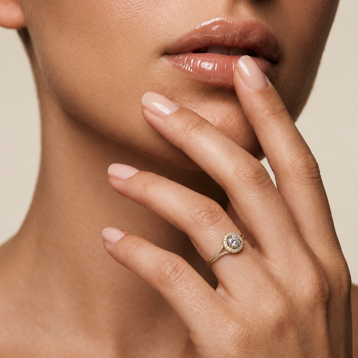 Runder Halo-Diamantring mit doppelreihigen Seiten-Diamanten | 18K