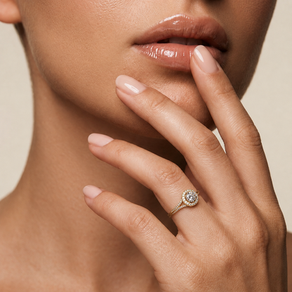 Runder Halo-Diamantring mit doppelreihigen Seiten-Diamanten | 18K