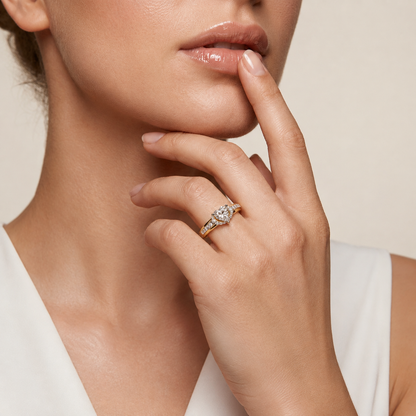 Herzförmiger Diamant-Ring mit Seitensteinen | 18K Gold Feinschmuck