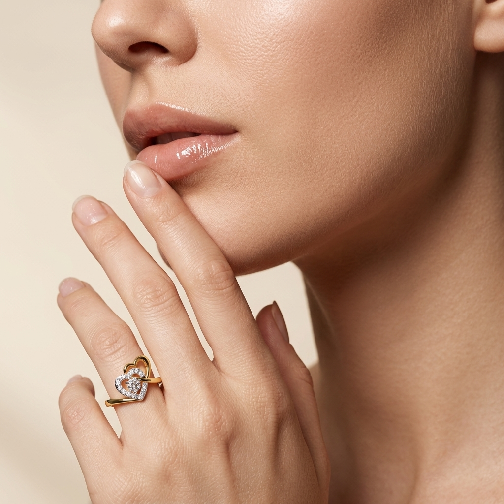 Herz-Diamantring mit Halo und offener Herz-Bandschiene | 18K Gold