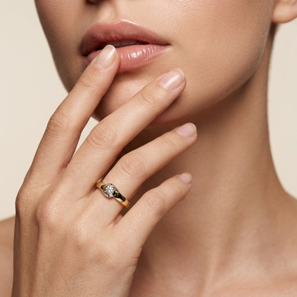 Minimalistischer Diamantring mit eingefasstem Mittelstein