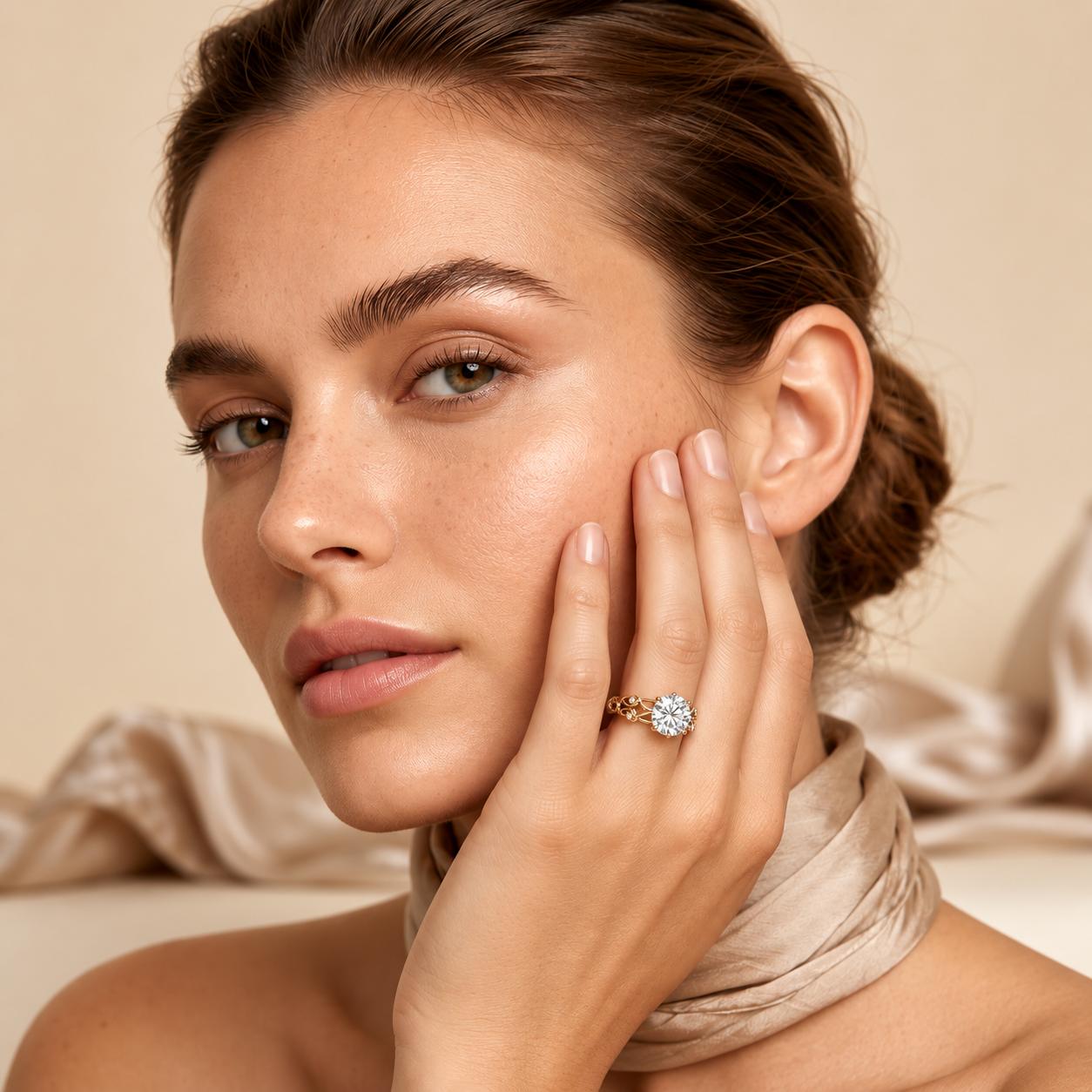 Diamantring mit Rundschliff und detaillierter Ringschiene | Jedes Detail glänzt