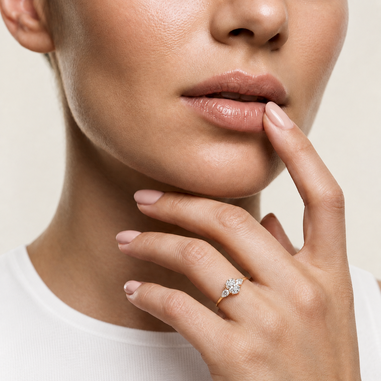 Birnenförmiger Diamantring mit ovalen Seitensteinen | Anmut trifft Glamour