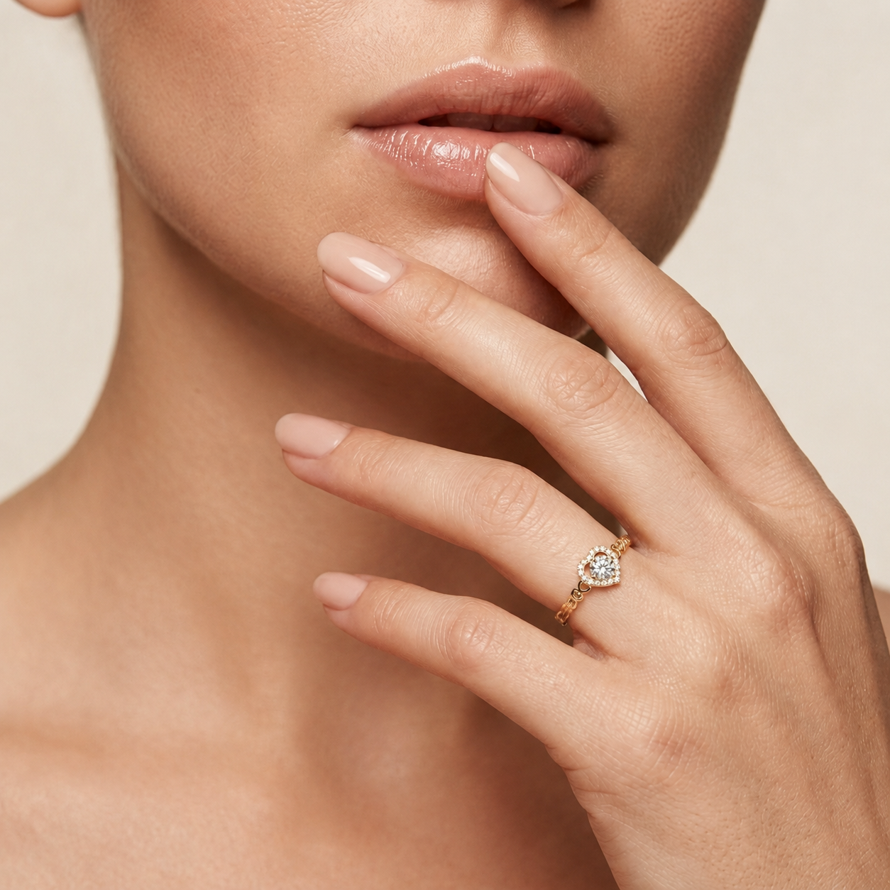 Runder Diamantring mit Herz-Halo-Design | Liebe in voller Blüte