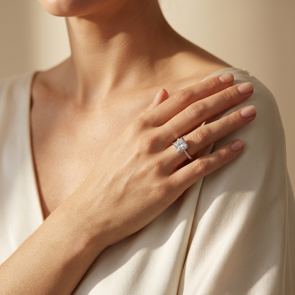 Prinzessschliff-Halo-Ring mit Diamantband-Details | 18K Gold