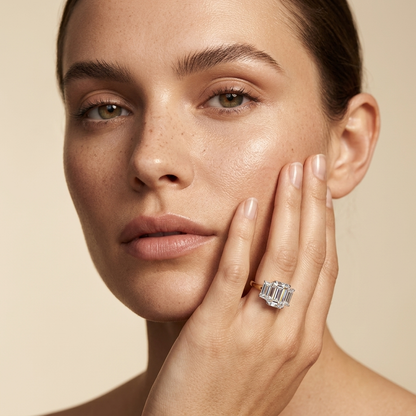 Dreisteinring mit Smaragdschliff und seitlich gefassten Diamanten | Edler Schmuck